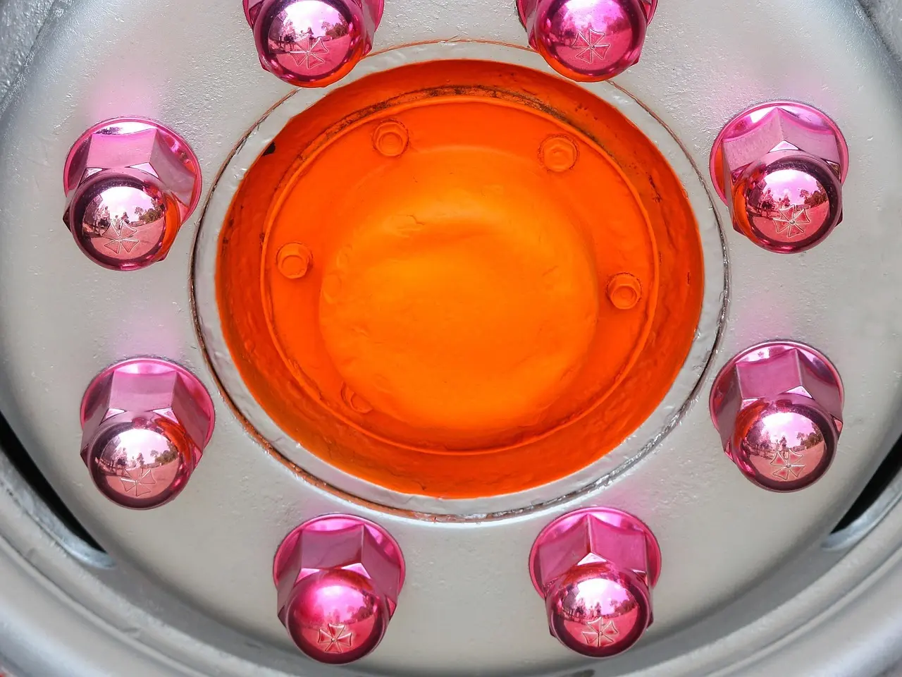 Hvordan kan jeg undgå at beskadige bolte og møtrikker ved brug af et topnøglesæt?